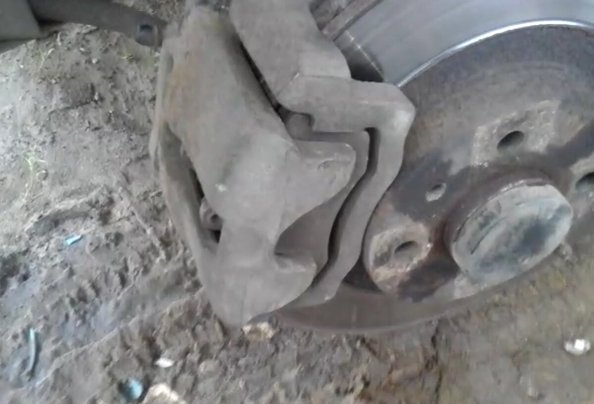 Заклинил поршень суппорта