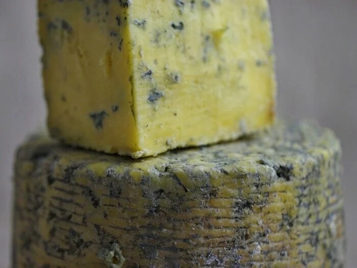 Почему сыр с плесенью может быть опасен, рассказал врач