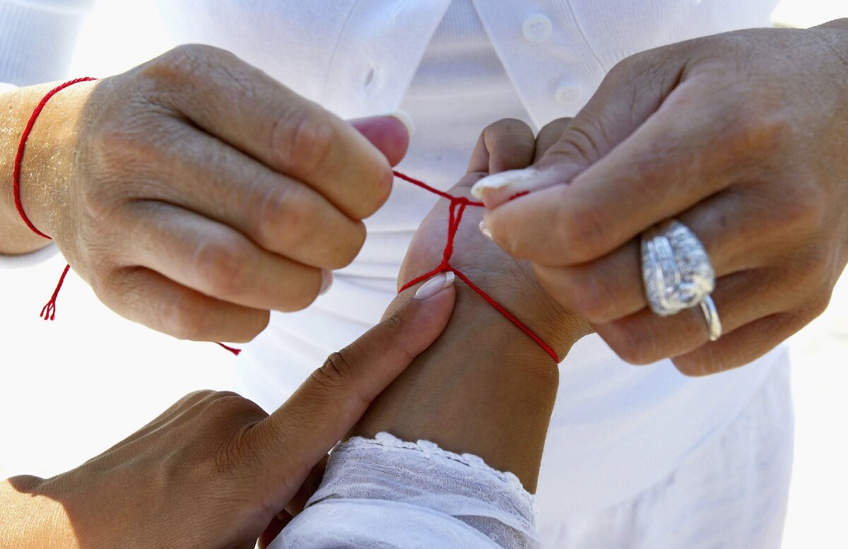 Завязывать красную нить на запястье должен самый близкий вам человек