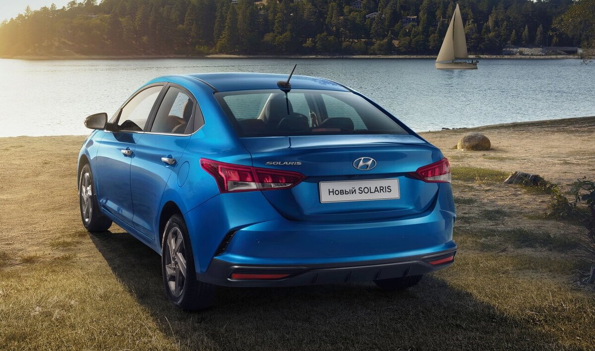 Hyundai Solaris сзади почти не изменился по сравнению с дорестайлингом.