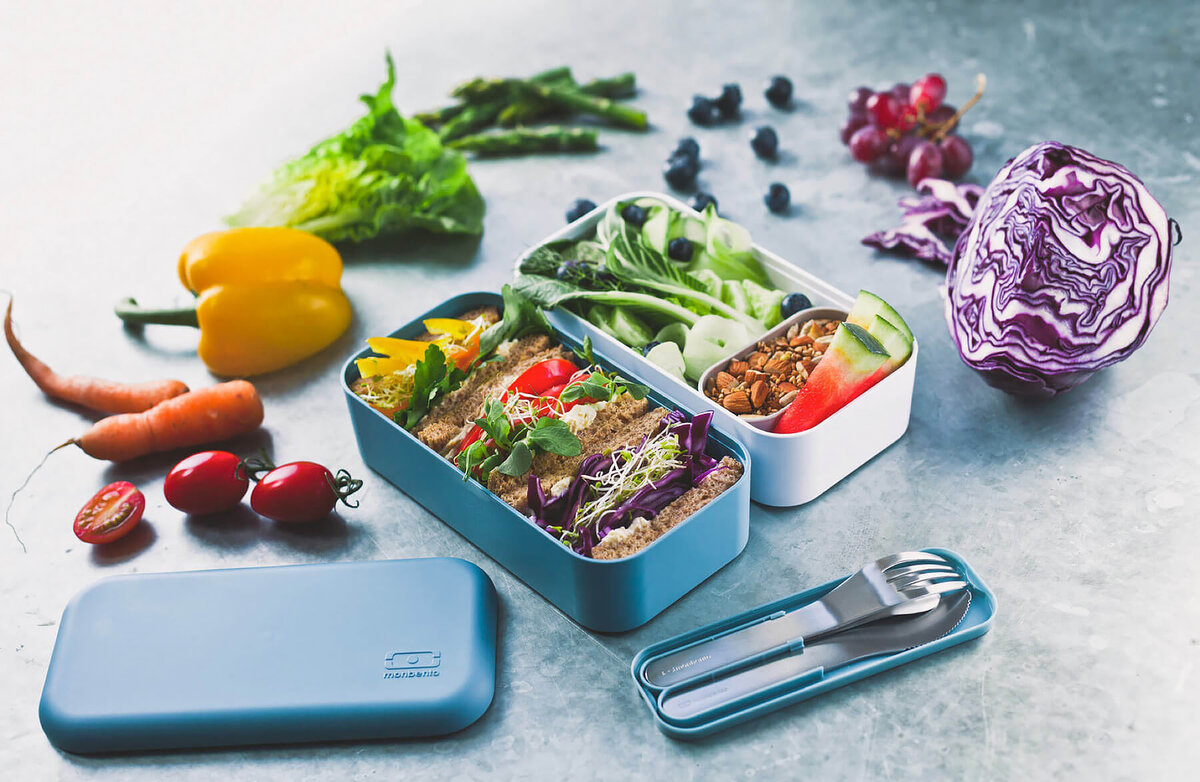 Практичность и функциональность удачно сочетается с потрясающим дизайном! Ланч-бокс Monbento Original представлен в многочисленных расцветках и имеет специальное покрытие "soft touch protect", приятное и гладкое на ощупь. На такой поверхности совсем не остается следов.