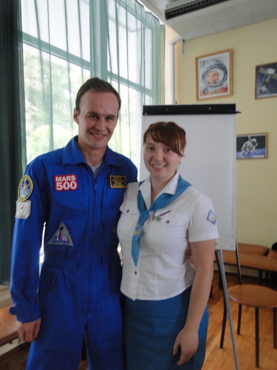 Рядом с космонавтом и командиром МКС Сергеем Рязанским