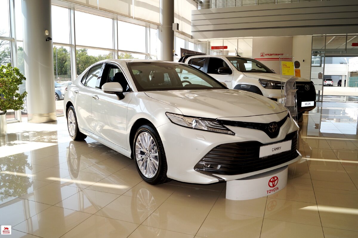 Автомобиль Toyota Camry восьмого поколения 2020 года выпуска