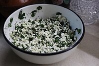 Сперва необходимо приготовить творожную начинку. Жирный творог следует растереть вилкой с солью по вкусу. Добавить к кисломолочному продукту рубленый зеленый лук и любимую измельченную зелень. Перемешать начинку и отправить в холодильник.