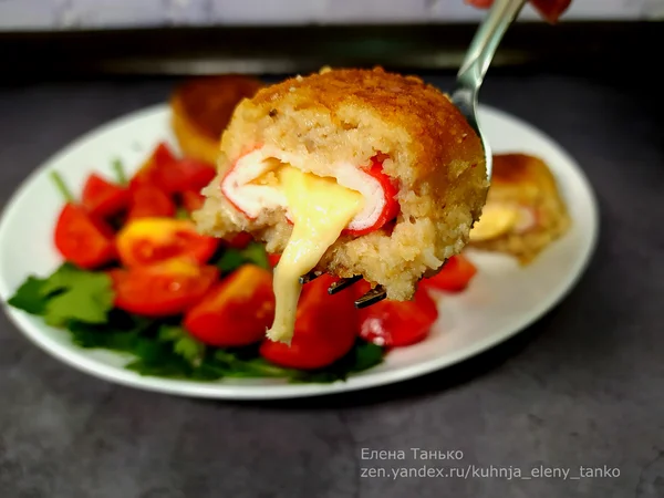 А еще попробовала фаршировать эти котлеты крабовыми палочками с сыром.  получилось очень вкусно  и если вы пропустили этот рецепт — очень советую попробовать приготовить ( ссылку оставлю в конце статьи).