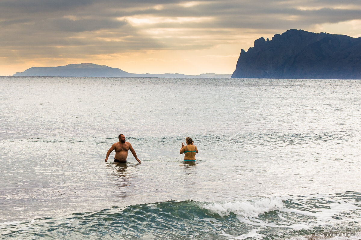 На фото: январь, Крещенские купания в бухте Провато.