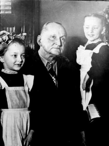 С дочками. Начало 50-х. Источник фото: kulturologia.ru