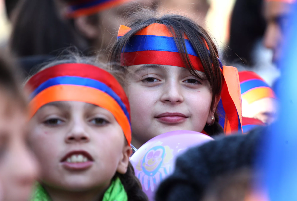 Армяне хороший народ. Армения люди. Ребенок с флагом Армении. Армянские дети. Единство армян.