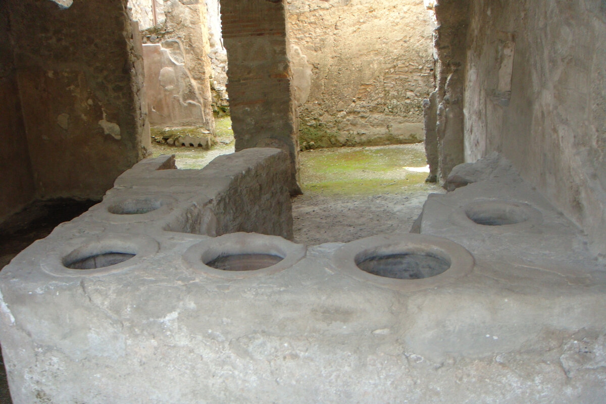 Стойка-прилавок в обычном термополии в Помпеях