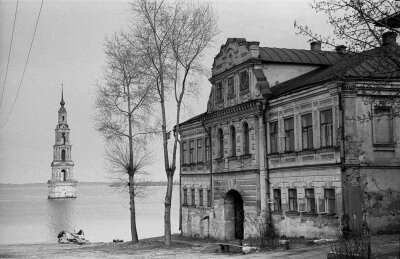 Затопленная колокольня Никольского собора в г. Калязин.