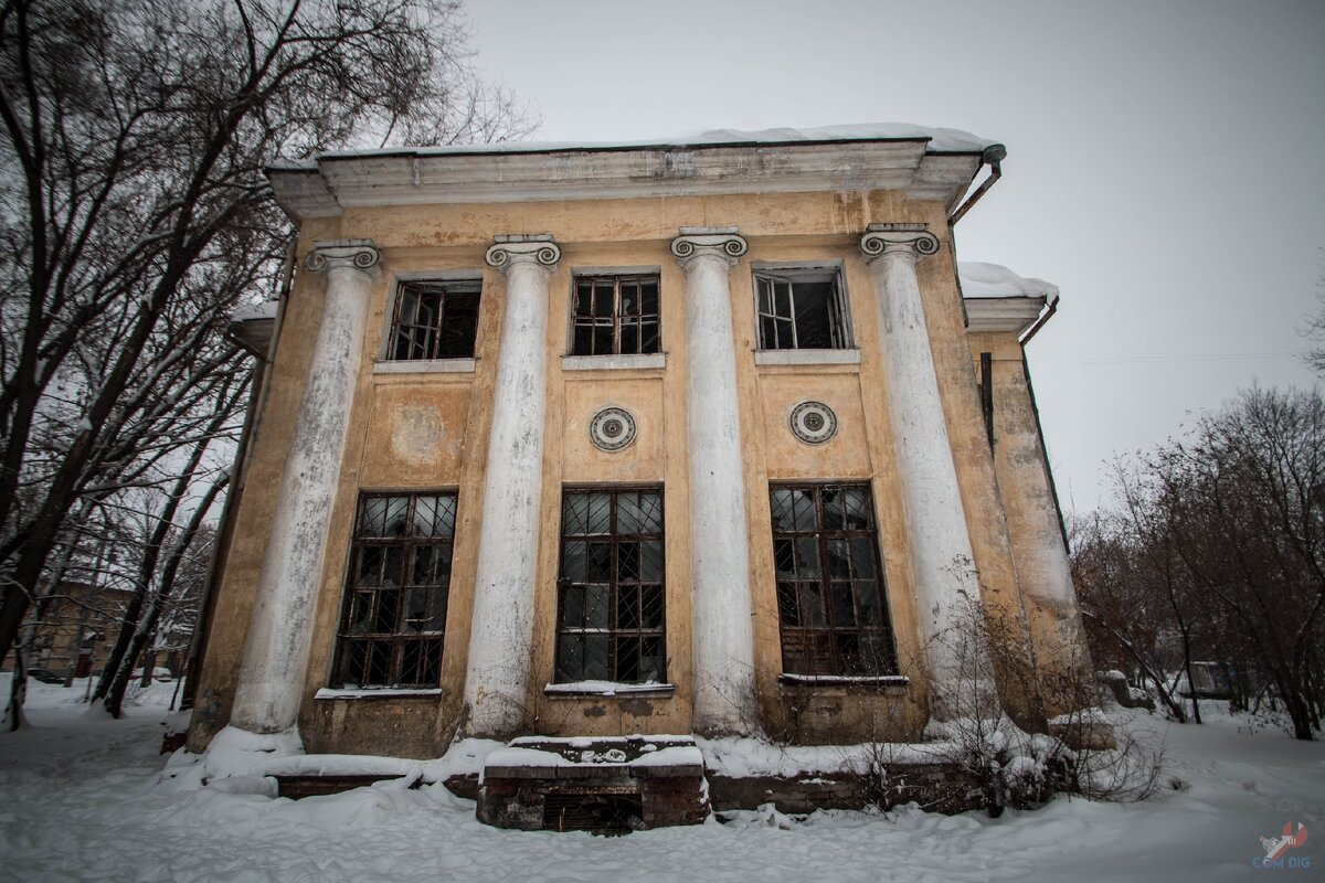 Заброшенный дом культуры.