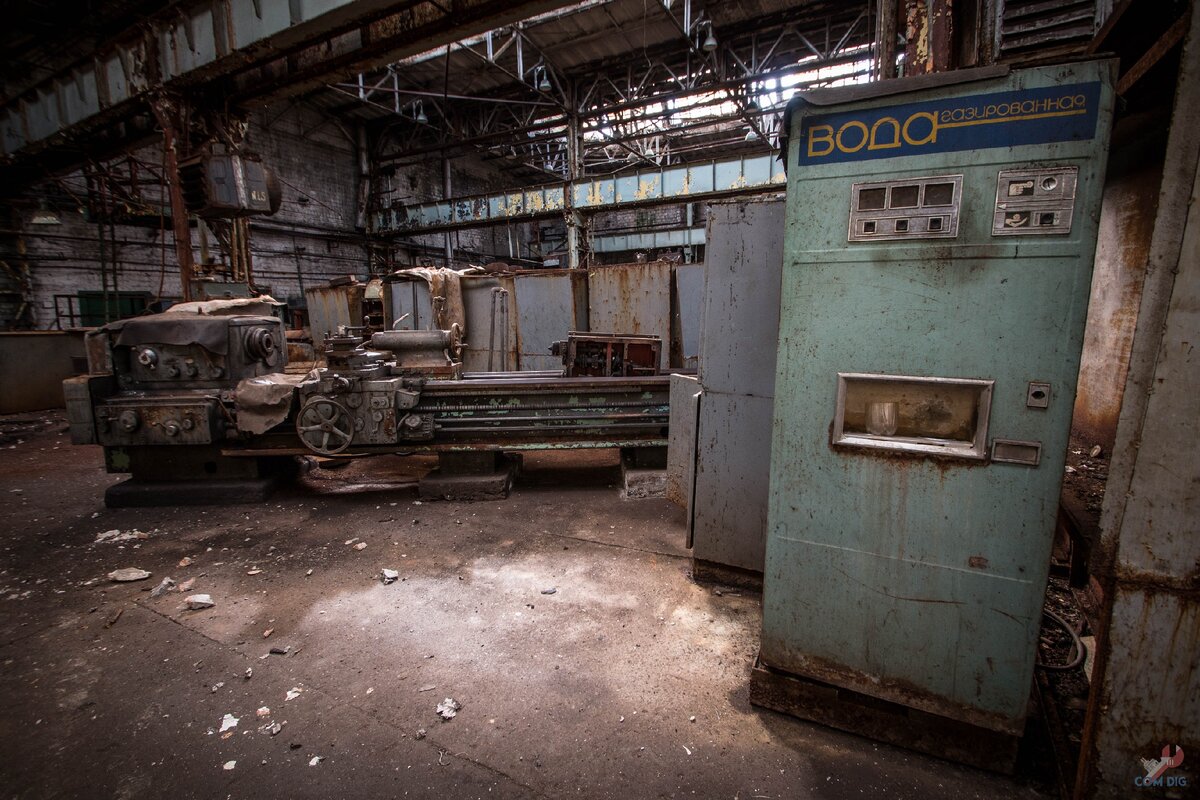 Цех полузаброшенного завода «Большевик».