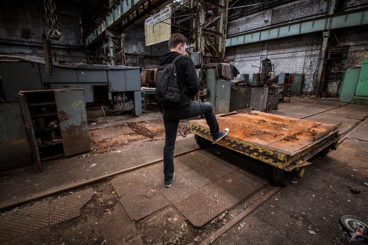 Цех полузаброшенного завода «Большевик».