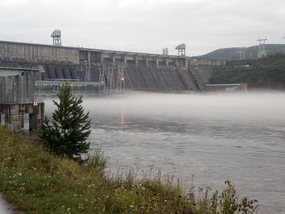 Плотина вместе с водой сбрасывает  туман