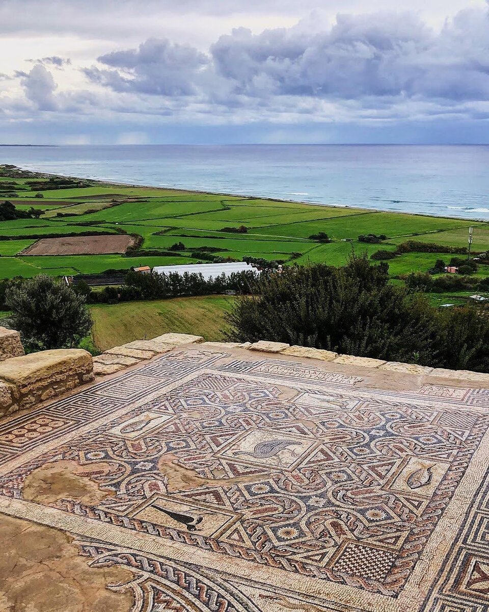 При римлянах Курион пережил яркий период расцвета. Как и многие другие приморские города, в середине VII века он подвергся разбойничьим набегам арабов. А когда его жители переселились в глубь страны, в новый епископский город Эпископи, он потерял всякое значение. 
На месте бывших домов и римских бань (терм) сохранились мозаики. Изображенные на них рыбы и птицы — символы раннего христианства, доказывают, что жители Куриона приняли христианство приблизительно в 4 в. н.э. Недалеко от Куриона располагается  святилище Аполлона  Гилата (5 в. до н. э.). Оно является одним из наиболее значимых исторических религиозных достопримечательностей Кипра. Аполлон  был богом красоты, музыки, лесов, пророчества и стрельбы из лука, защитником деревьев, крупного и мелкого рогатого скота. Площадка археологических раскопок занимает около 15. 000 кв. метров. В городе, особенно в летнее время, проводятся театральные постановки, концерты, спектакли шекспировских произведений и древнегреческой драмы.