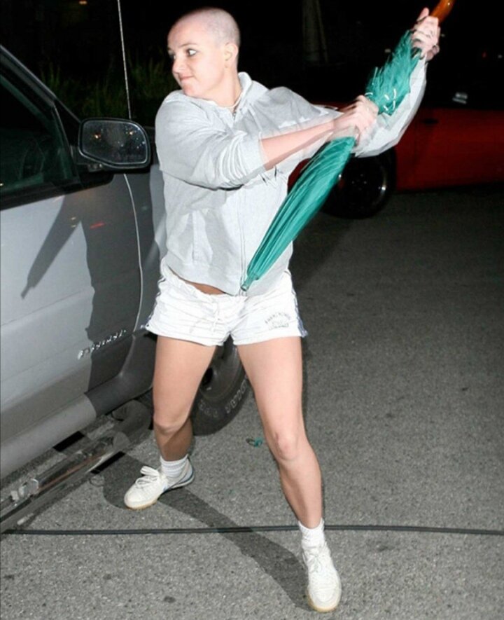 Бритни Спирс в 2007 году ломает окно автомобиля. 