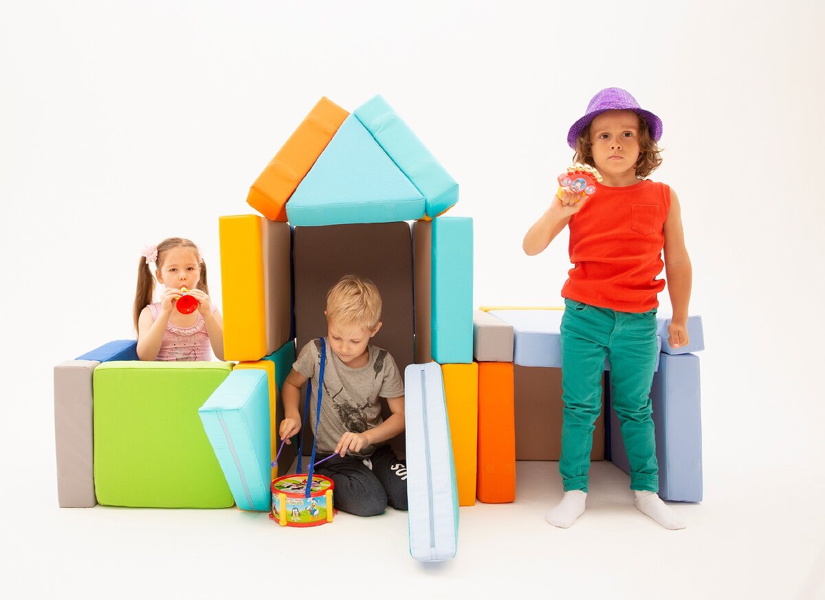 На фото Магматик. Конструктор, состоящий из мягких, поролоновых модулей на магнитной сцепке 