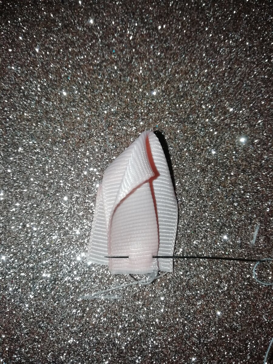 3. Полученную половинку складываем  к середине первой половинки. 