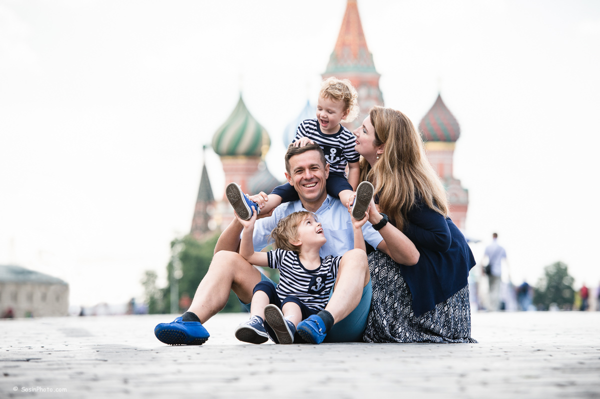 Детская москва. Семья на красной площади. Семья с ребенком на красной площади. Семейная фотосессия в Москве. Семейная фотосессия в городе