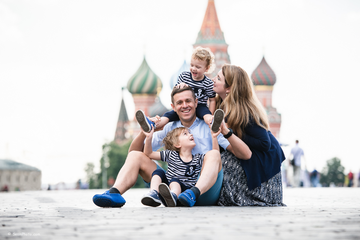 Между городом и детей. Семья на красной площади. Семья с ребенком на красной площади. Семейная фотосессия в Москве. Семейная фотосессия в городе.