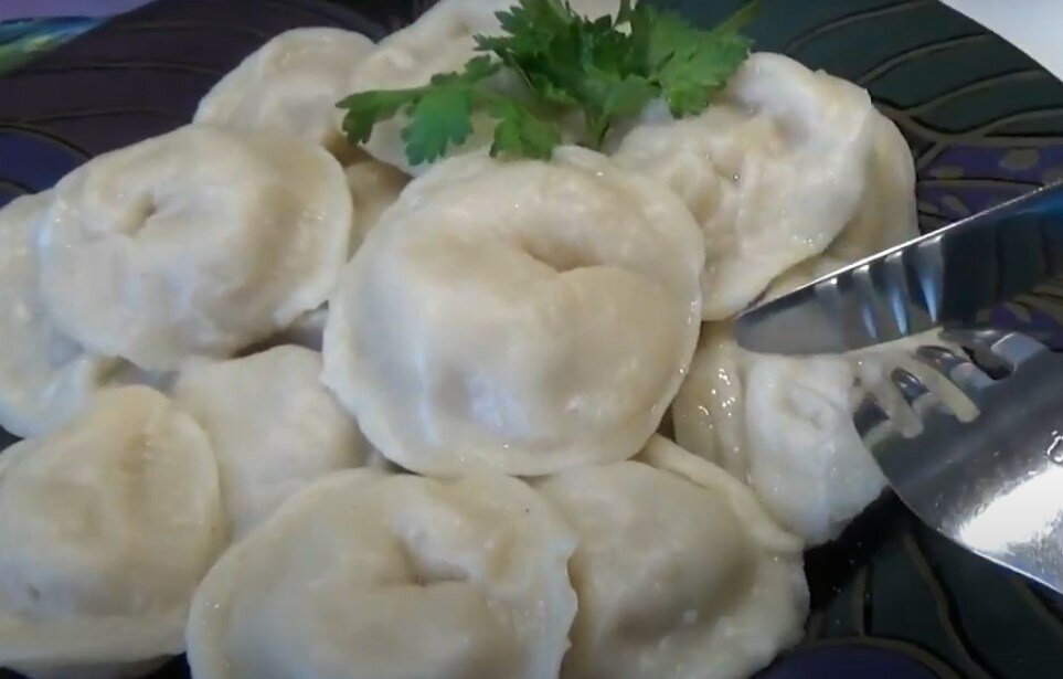 подаю со сметаной, со сливочным маслом, кто как любит