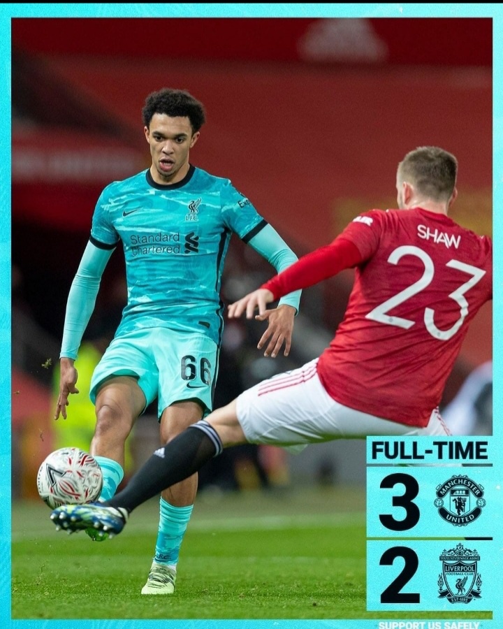 Про кризис «Ливерпуля» в последнее время не говорил только ленивый. Пять матчей без побед в АПЛ, четыре игры кряду без забитых голов (всего серия составляет 348 минут) и как апофеоз — домашнее поражение от «Бернли», прервавшее беспроигрышную серию на «Энфилде» на отметке в 68 встреч, или 1370 дней. После той игры главный тренер красных Юрген Клопп назвал случившееся серьезной пощечиной. Матч с «Манчестер Юнайтед» — главным и самым принципиальным соперником — представлялся шансом реабилитироваться. Правда, отношения с Кубком Англии у «Ливерпуля» при Клоппе не складываются — всего один раз за пять лет команда преодолела стадию четвертого раунда или 1/16 финала.

Не получилось и на этот раз, и часть вины за это, вне всякого сомнения, лежит на немце. Состав, выбранный Клоппом, явно говорил о том, что он не намерен обыгрывать «МЮ» во что бы то ни стало. Его визави Уле Гуннар Сульшер, кстати, поступил иначе и выставил всех сильнейших, за исключением Бруну Фернандеша, да и тот вышел во втором тайме и забил победный гол

«Ливерпуль» почти весь сезон страдает от травм двух основных центральных защитников — ван Дейка и Гомеза. В этот раз в пару к Фабинью, который прочно обосновался в центре обороны, Клопп решил поставить 19-летнего Риза Уильямса. Хотя, например, мог выйти Матип — но тот играл в четверг против «Бернли», и Клопп не решился выставлять его в основе второй матч подряд: у камерунца много мелких повреждений, и был риск снова его потерять.

 Наверное, мог выйти Хендерсон — у капитана красных мышечная микротравма, но такие бойцы, как он, против «МЮ» готовы играть на одной ноге. Но это тоже риск. А через четыре дня — важнейшая игра в чемпионате с «Тоттенхэмом». Дальше — сложный выезд к «Вест Хэму», а 7 февраля битва с «Манчестер Сити».

Поэтому играл Риз Уильямс. Парень «привез» второй гол, махнув ногой мимо мяча, да и вообще большую часть матча «Юнайтед» целенаправленно строил атаки через правый край — то есть зону, которую он должен страховать. А тут еще, как назло, Александр-Арнолд не в форме и переживает самый серьезный спад за четыре сезона на взрослом уровне. Вайналдум тоже далек от лучших кондиций и больше думает, где ему продолжать карьеру. Словом, идеальная мишень. Кажется, так вольготно Рэшфорд давно себя не чувствовал.
Наверное, играй вместо Уильямса Матип или Хендерсон, все могло быть иначе. Но Клопп решил так. Пожалуй, со стратегической точки зрения это правильно — нельзя все ограничивать ближайшим матчем, пусть и навылет и против принципиального соперника. В нынешнее непростое время для «Ливерпуля» жизненно важно финишировать в топ-4 и попасть в Лигу чемпионов на будущий сезон.

Но за такие решения приходится расплачиваться результатом в конкретном матче. Игра с «МЮ» могла стать для «Ливерпуля» началом выхода из кризиса. Своеобразной точкой отсчета. Но вместо этого оставила еще больше вопросов. Теперь Клоппу необходимо обыграть в четверг «Тоттенхэм» в гостях. Иначе последствия могут быть совершенно непредсказуемыми.