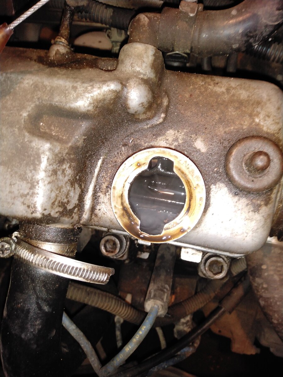 Пар из масло заливной горловины.