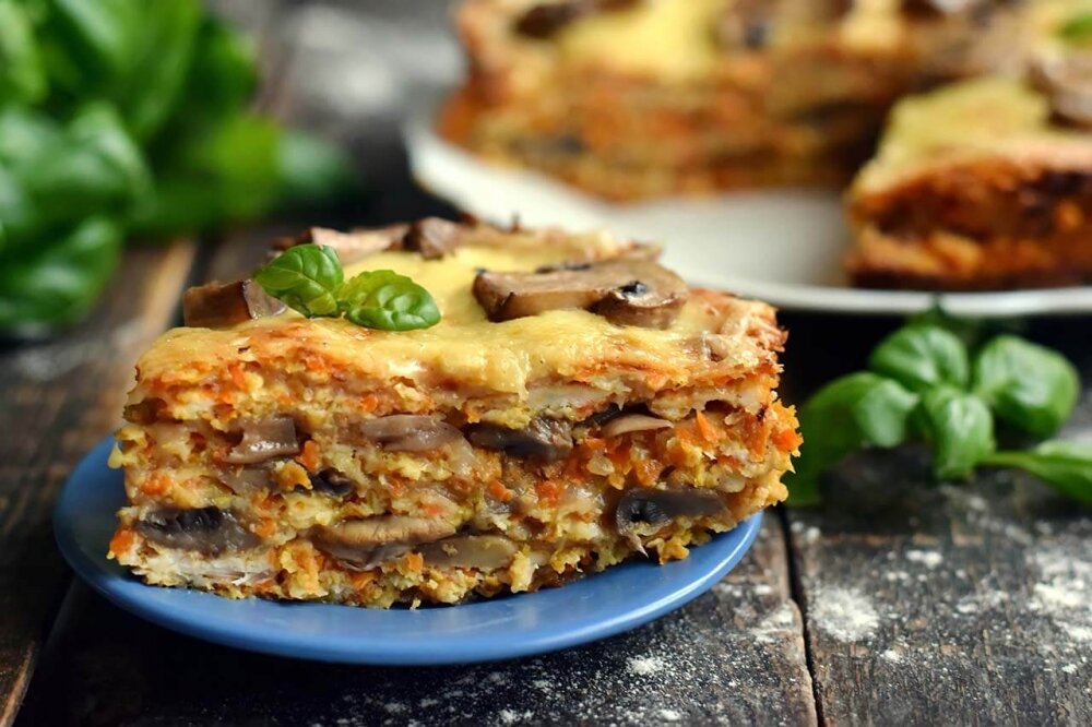 блинчатый закусочный пирог. салат куриный торт. вафельный торт с курицей. закусочный торт из вафельных коржей с курицей. закусочный торт из вафельных коржей.