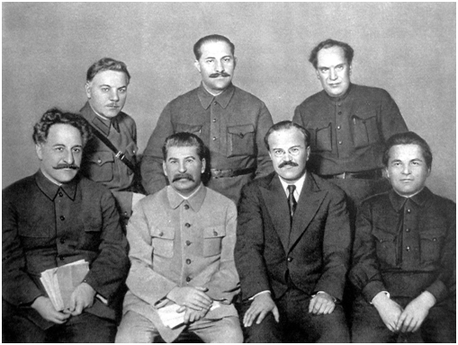 Именно в это время в моду начальства вошли подчёркнуто полувоенные скромные френчи – сталинки.