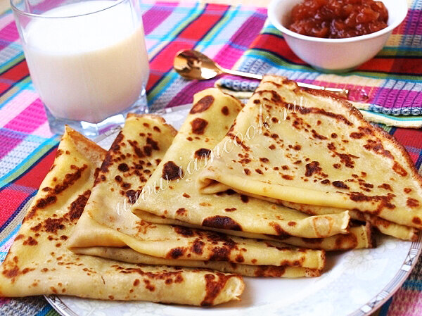 Куриные яйца взбить с сахаром и молоком. Ввести муку и перемешать. Влить кипяток. Далее добавить растительное масло. Тесто хорошенько перемешать. Жарить блинчики на разогретой сковороде, смазанной растительным маслом.