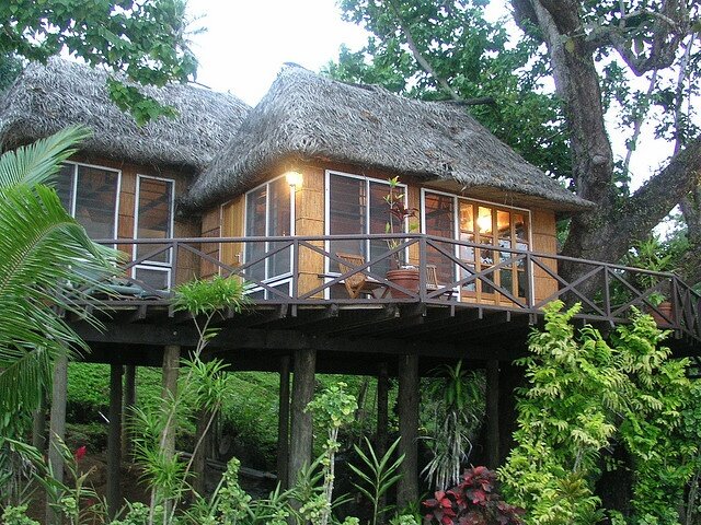 Источник фото: https://i.pinimg.com/736x/e0/2a/c1/e02ac17a3aaa4bdf52a4765d5e593bd9--treehouse-cottages-treehouses.jpg