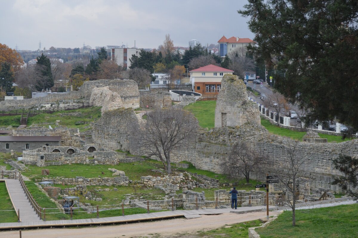 Вид от входа в Музей "Херсонес Таврический". Фото Алексанжры Кудрявцевой