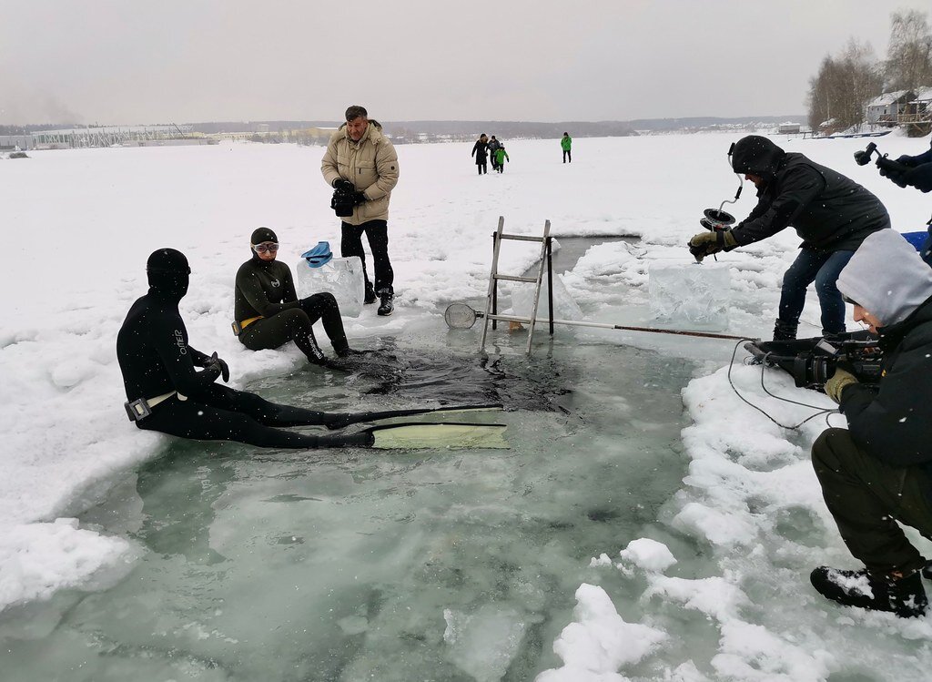 Подводный хоккей подо льдом