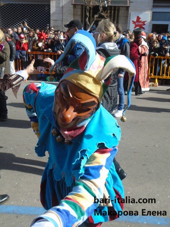 Фаринелла - символ карнавала в Путиньяно.