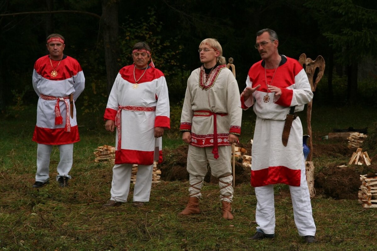 тесемка на голове, непонятные туники из ситца обшитые сатиновой синтетикой видимо так должны  были одеваться славяне. Фото из яндекс картинки