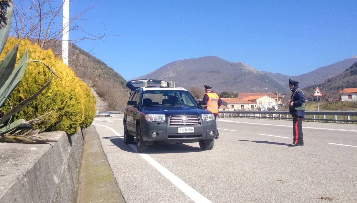 Карабинеры на дороге в Италии.