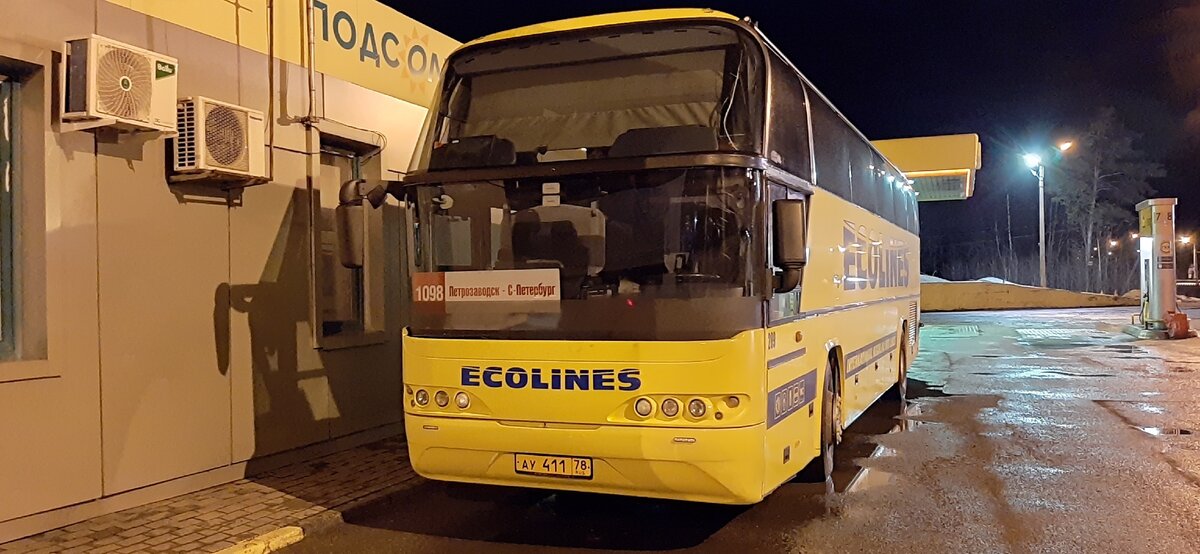 Стоянка на одной из заправок "Роснефти". 