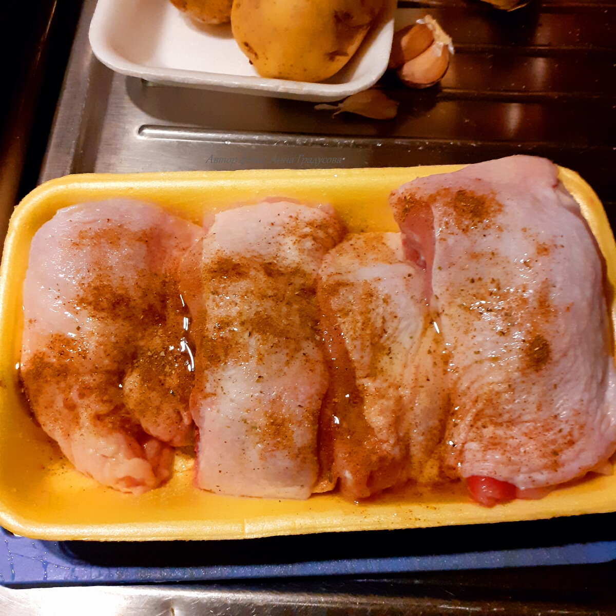 курицу режем на удобные порционные кусочки при необходимости и наираем солью и любимыми специями по вкусу