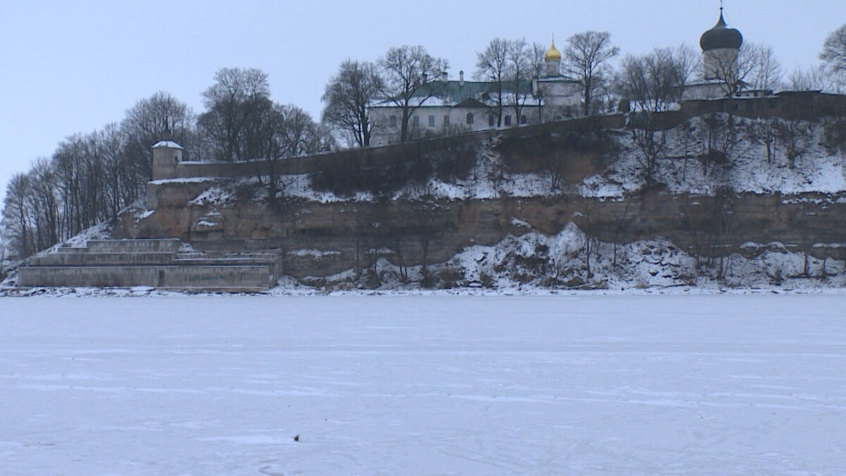 Вид на Снетогорский монастырь с противоположного берега реки Великая