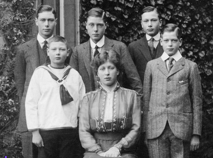 1916 год, дети Георга V. Во втором ряду, крайний слева - принц Джон. 
