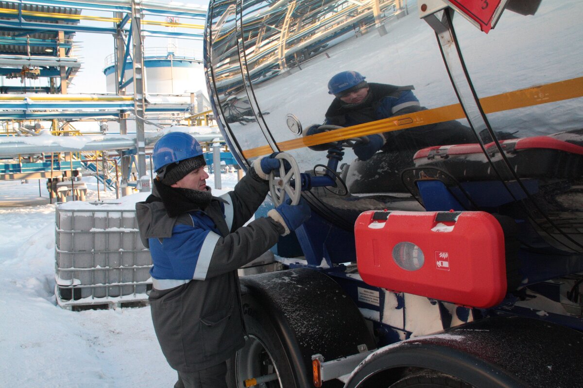 Оператор товарный ООО "Газпром добыча Ноябрьск" принимает нефть на Установке комплексной подготовки газа № 3 