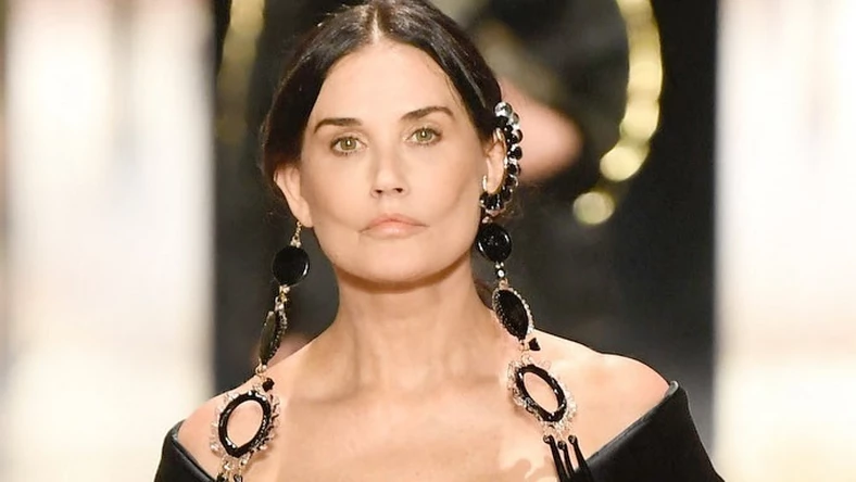 Деми Мур осуществила свою мечту и дебютировала на подиуме в возрасте 58 лет!