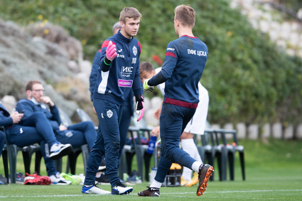 Героем дня мы признаем юного голкипера Данилу Бокова, который в ходе сегодняшнего двустороннего матча дебютировал за основной состав и отразил пенальти в исполнении Николы Влашича. _22.jpg

«ДАЖЕ ПРОСТО НАХОДИТЬСЯ РЯДОМ С АКИНФЕЕВЫМ — ОГРОМНАЯ ЧЕСТЬ»

— Данила, с дебютом! Когда узнал, что тренеры планируют выпустить тебя на поле?
— Спасибо. Перед матчем Дмитрий Сергеевич подошел ко мне и спросил, готов ли я играть. Ответил, что однозначно готов, и тогда он сказал, что поговорит с Виктором Михайловичем, выпускать ли меня сразу на второй тайм или через пятнадцать минут после его начала. Провел на поле полчаса, эмоции самые приятные. Дебютировать за главную команду, даже в таком матче — это здорово!

— За тридцать минут ты поучаствовал сразу в нескольких ярких эпизодах. Начнем с приятного: сейв с пенальти от самого Никса — как так получилось?
— После тренировок ребята часто бьют вратарям одиннадцатиметровые. Никола тоже подходил, я имел представление о том, как он исполняет удары. Еще вспомнил товарищеские матчи на этих сборах. Он уже бил чуть правее центра, так что и в этот раз я прыгнул туда.

— Есть разница в том, как он бьет на тренировках и в игре?
— Конечно, в игре удары плотнее. Мне просто повезло, я угадал направление полета мяча. Приятно, что отбил удар такого именитого игрока.

— Еще один эпизод был слегка комичным: мяч верхом и с приличной силой летел в ворота, а ты принял решение сыграть головой, после чего он угодил в перекладину.
— Я видел движение Вити Васина, он играл за мою команду. Посчитал, что он скидывает мне мяч, а это пас назад. Но оказалось, что был сильный удар, а Витя просто подставил ногу. Случилось как случилось, слава Богу, не в ворота мяч перевел (улыбается).

— И, наконец, пропущенный от Сигурдссона гол.
— Сига прошел по центру и пробил прямо под штангу. Я вытянулся, насколько мог, но это был мастерский удар, мяч попал точно в угол.

— Как тебе сборы с первой командой?
— Здесь есть все условия, чтобы прогрессировать, работать, набирать кондиции. В дальнейшем это все мне пригодится. Я приехал сюда, чтобы выкладываться на двести процентов, извлекать самое полезное из опыта работы с Дмитрием Сергеевичем, с Игорем Акинфеевым. Подсказы нашего капитана очень помогают в игре и в тренировках, придают мне уверенности.

— Каково это — работать с Акинфеевым?
— Даже просто находиться рядом с таким человеком и футболистом — огромная честь для меня. А возможность тренироваться вместе с ним — это вообще что-то запредельное. Стараюсь учиться у него по максимуму, черпать знания. Эмоции самые положительные.

«ПАПА ПОНАЧАЛУ БЫЛ КАТЕГОРИЧЕСКИ ПРОТИВ ТОГО, ЧТОБЫ Я СТАЛ ВРАТАРЕМ»

— После такого дебюта настала пора представить тебя армейским болельщикам. В 2002 году, когда ты появился на свет, твой отец Максим Боков выступал за элистинский «Уралан», куда перешел после пяти запоминающихся лет в ПФК ЦСКА…
— Когда он еще играл в Москве, вся семья — мама, сестра, - переехали поближе к столице. Для проживания выбрали достаточно хорошее, комфортное место рядом с Зеленоградом и решили остаться там. Папа переходил в другие команды, поиграл в том числе и в Грозном, а вся семья как до, так и после моего рождения оставалась в Москве. Сам он при первой возможности нас навещал.

— С таким отцом был ли у тебя хоть один шанс не записаться в футбольную школу?
— Думаю, нет (улыбается). Но сначала я играл в подмосковных «Химках», поближе к дому. Там был центральным защитником.

— Ну разумеется.
— Потом папу пригласили в армейскую академию, и я перешел туда одновременно с ним. Некоторое время играл под руководством Дмитрия Васильевича Митрофанова, потом произошла смена тренера, пришел Александр Валентинович Бауман. И он на одной из тренировок предложил мне встать в ворота. Было мне лет одиннадцать или двенадцать, я сейчас уже не помню. Видимо, Валентиновичу и тогдашнему тренеру голкиперов Андрею Михайловичу Мирошниченко понравилась моя игра, потому что через неделю мне было предложено занять место в воротах на постоянной основе. С тех пор я с них и не ухожу (улыбается).

— Я отчетливо представляю первую реакцию Максима Эдуардовича — жесткого, харизматичного защитника, который наверняка рассчитывал, что сын пойдет по его стопам.
— Так и было: отец категорически выступил против (улыбается). Но Андрей Михайлович сумел убедить его, сказал — давайте попробуем, если не пойдет, вернем обратно в центр обороны. Для моего развития это был определяющий возраст — или остаюсь полевым, или перехожу в рамку. Мне понравилось руководить, подсказывать, ловить мячи. Ну и вратарю нужна другая физическая подготовка. Я не люблю бегать, мне больше нравится прыгать, делать взрывные ускорения, на 20-30 метров.

— Навыки игры ногами у тебя остались, это было видно даже сегодня.
— Здесь не без ошибок, но свои действия, в том числе и ногами, я тщательно анализирую. В современном футболе этот компонент очень важен, поэтому стараюсь изо дня в день прогрессировать в нем.

— На кого ориентировался в тот момент, когда делал первые шаги как вратарь?
— Перед глазами был наилучший пример — Игорь Акинфеев. Когда начал углубляться во вратарские тонкости, понравилась игра Жулио Сезара времен его выступлений за «Интер», Джанлуиджи Буффона.

— Костя Марадишвили, который в структуре ПФК ЦСКА с семи лет, в нашем первом интервью признался, что с гордостью считает себя армейцем. Что скажешь о себе?
— Могу повторить его слова. Однажды армеец — армеец навсегда. Я прошел посвящение в нашей академии, есть корочка, а дома у нас с отцом висит шарф Red-Blue Warriors. Еще есть специальный шкаф, где собраны папины кубки и медали, а также полочка с моими наградами. Визуально детских медалей больше у меня — наверное, отец не все свои еще туда положил. Но по весу, по значимости его трофеи, само собой разумеется, гораздо круче.

— Надо догонять, Данила.