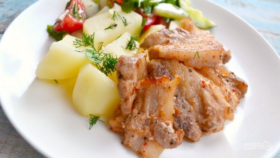 Отварная грудинка с картофелем. Источник: яндекс картинки.