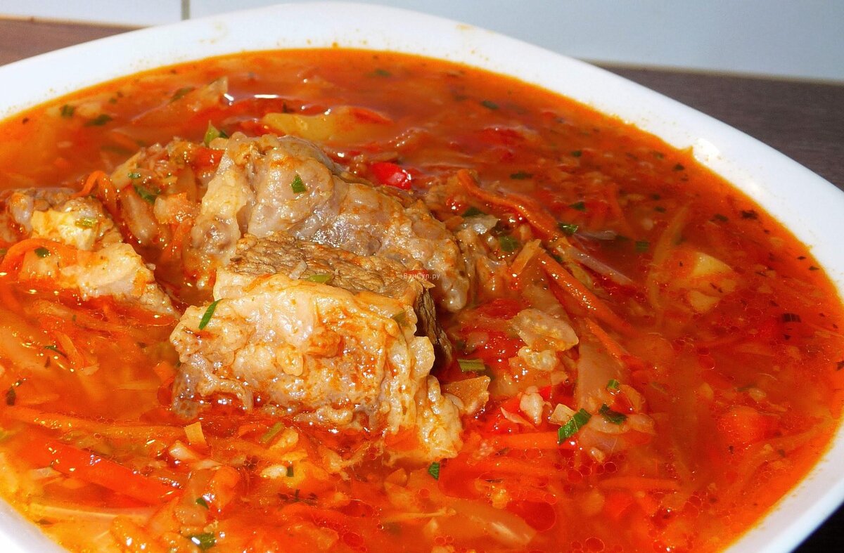 Борщ со свежей капустой, свининой и приправами - вкусное первое блюдо