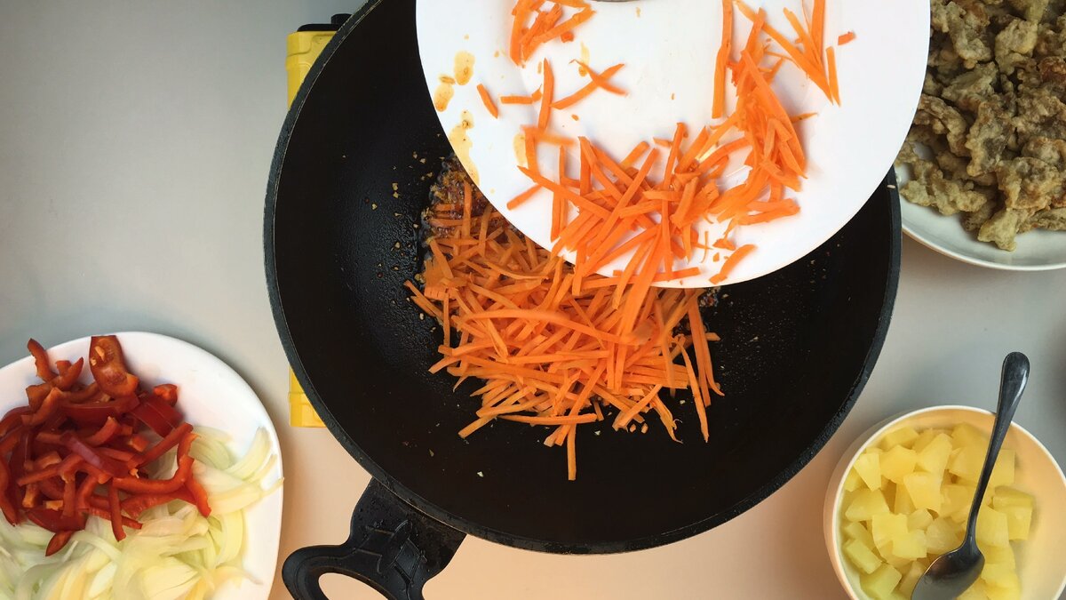 Мясо в кисло-сладком соусе с ананасами. Думаю, это самое популярное блюдо у российских туристов в Китае