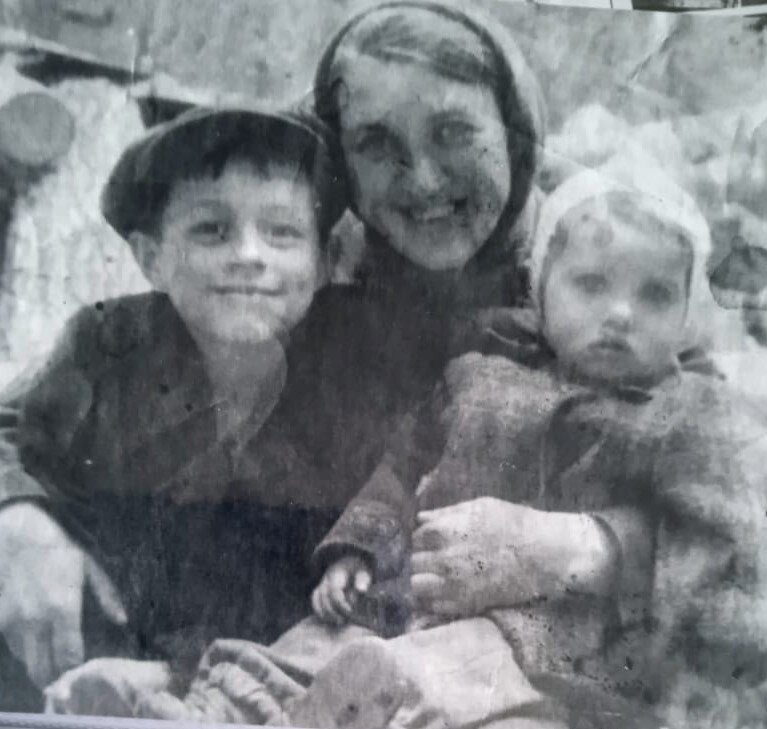 Брат, мама и Нина, 1946 г.