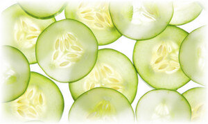 Поскольку еда фактически обеспечивает до 20% рекомендуемой суточной дозы воды для человека, знать, сколько находится воды в каждом продукте, хотя бы приблизительно, очень важно. Чтобы не перенасыщать организм жидкостью, но и не «засушивать» его ниже нормы. Употребление достаточного количества воды в день – главный секрет здорового внешнего вида и долголетия. Люди, строго относящиеся к своему питанию, непременно учитывают в диетах не только «расклад» белков, жиров и углеводов, но и «водные характеристики» продуктов.