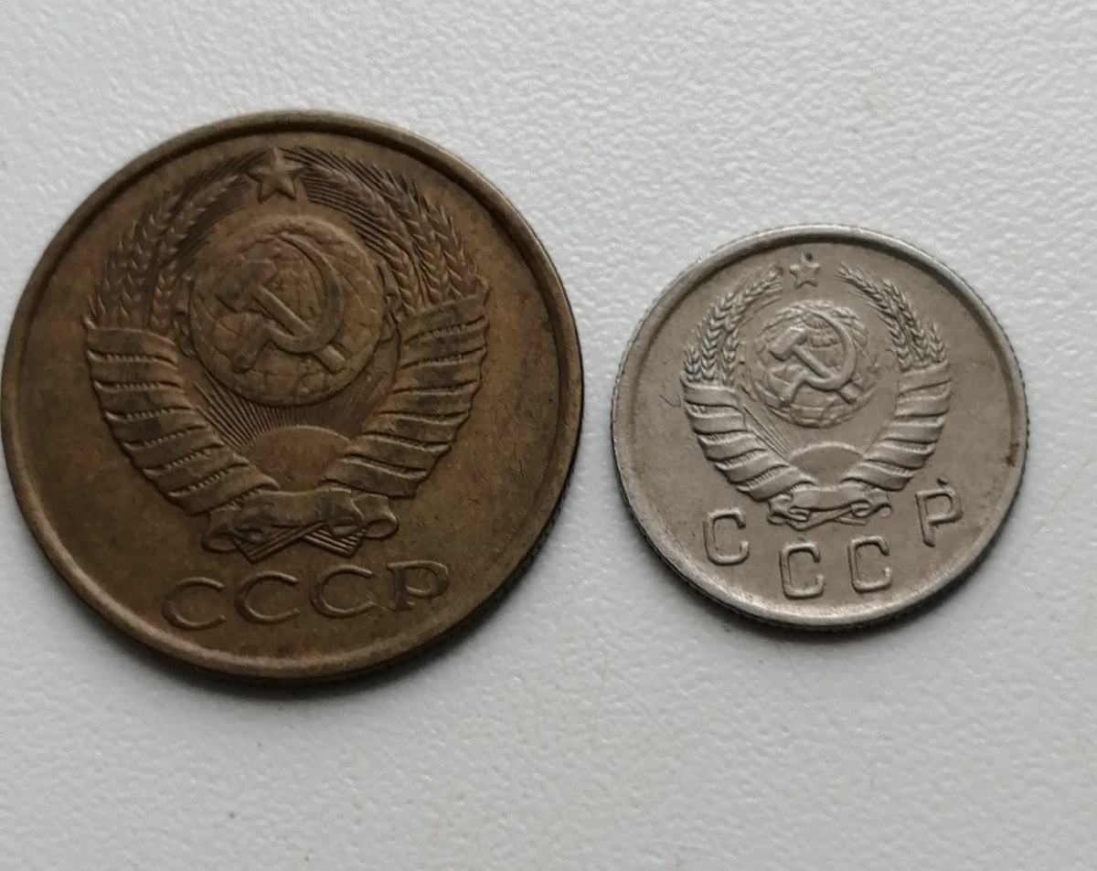 Кстати, проезд в автобусе стоил 5 копеек, а в трамвае-3 копейки.