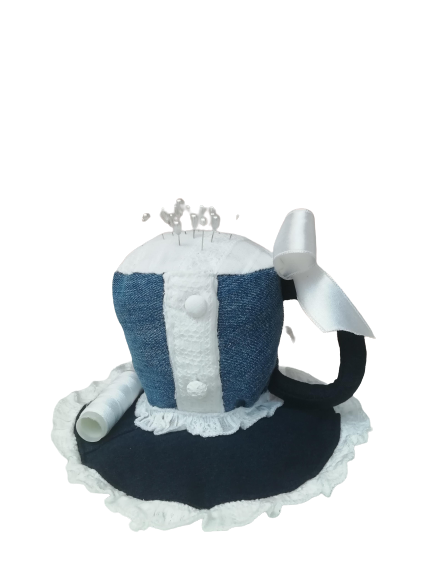 Приветствую всех на моем канале "Идеи для дома". В этом видео покажу, как можно сделать ис старых джинсов подарок своими руками. Такая игольница будет отличным подарком мастерицам и для тех, кто любит шить. 